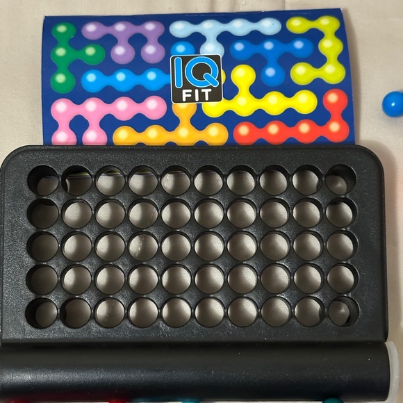 IQ fit. Fun brain teaser/strategy game where you Make the pieces fit together. - Picture 7 of 13